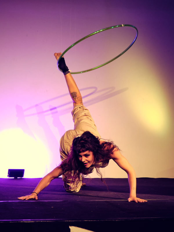 hulahoop circus show paris